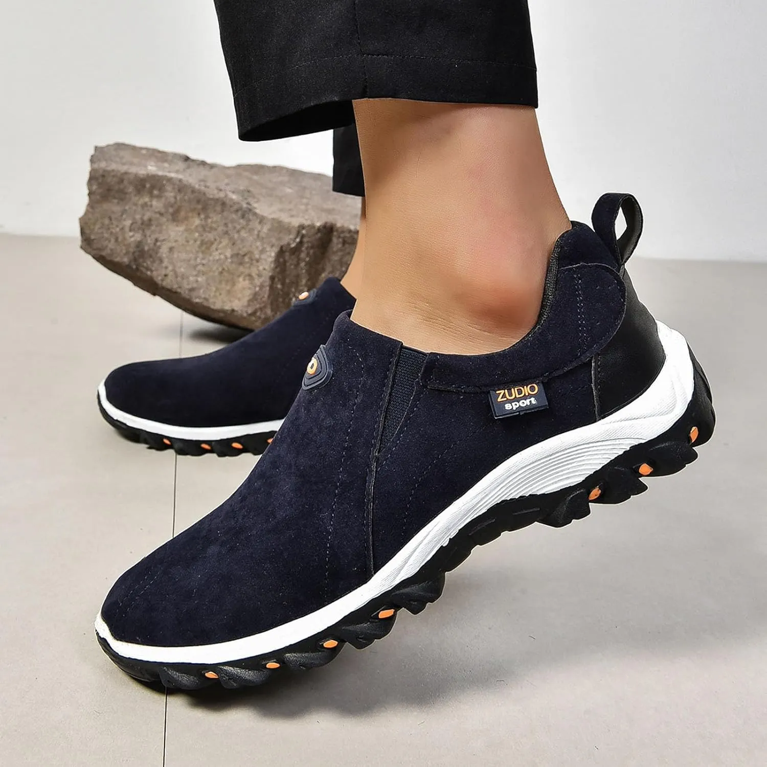 Men‘s Suede Waterproof Hiking Shoes, Outdoors Lightweight Arch Support Low-top Flat Sole Waterproof Everyday Wear Non-Slip Slip on Sneakers